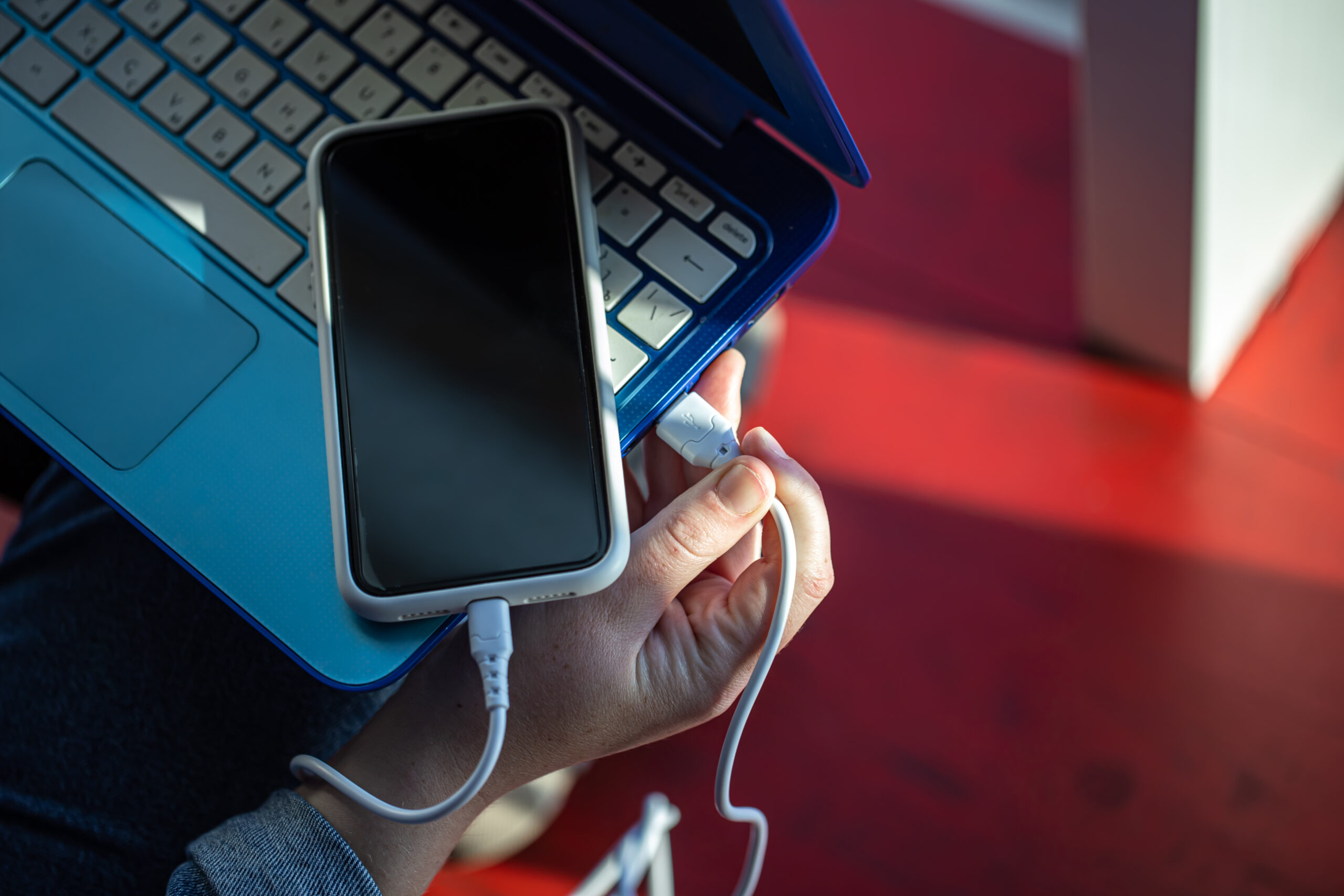 The Best Lightweight Travel Charger: Real-World Testing on Laptops, Phones, and Docks